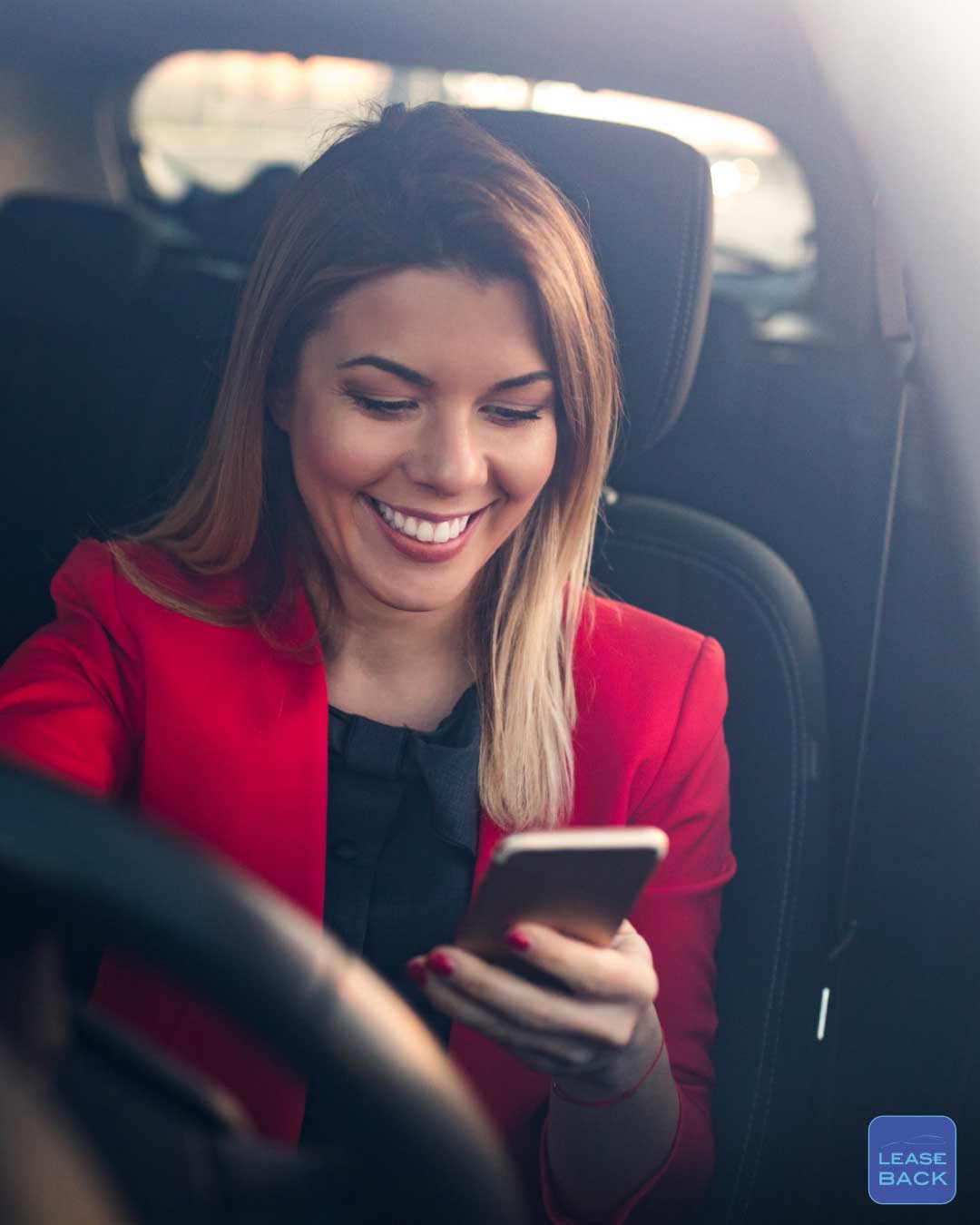 Ondernemer bekijkt het financial lease voorstel van Lease-Back voor zijn eigen auto